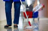 Reinigungskräfte arbeiten oft im Niedriglohnsektor. Mehr als 18 Prozent der Beschäftigten in Sachsen-Anhalt verdienen 13 Euro oder weniger pro Stunde. 