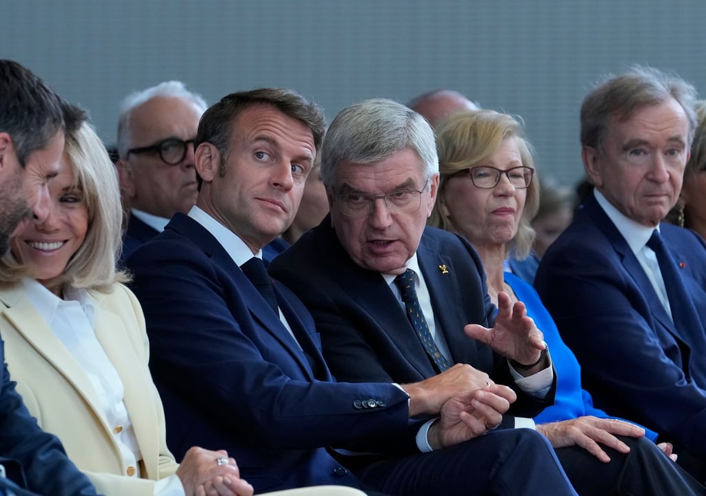 IOC-Präsident Thomas Bach (r) verspricht spektakuläre Olympische Spiele in Paris.