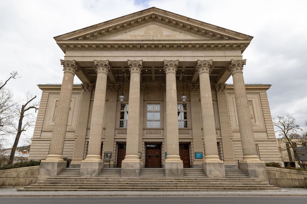Die repräsentative Fassade des Staatstheaters Meiningen. Das jetzige Gebäude wurde 1909 im Stil des Neoklassizismus eröffnet. Theatergeschichte wurde von hier aus aber schon Jahrzehnte vorher geschrieben, als die Meininger Ende des 19. Jahrhunderts zahlreiche Gastspiele in ganz Europa absolvierten. (Archivfoto)