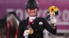 Doppel-Olympiasiegerin Jessica von Bredow-Werndl reitet unter erschwerten Bedingungen in Paris um Gold.
