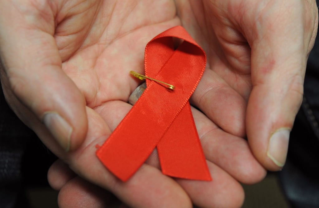 Dir rote Schleife ist ein Symbol der Solidarität mit HIV-Positiven und Aids-Kranken.(Archivbild)