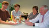 Rolf (von links) und Nicole Rieken übergeben das Porzellan ganz offiziell an Eveline und Roland Halang vom Heimatverein.
