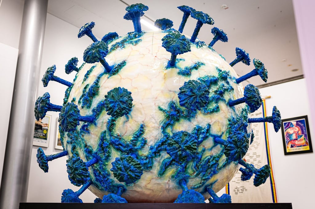 Der Virennachbau ist größer als ein Mensch und zeigt die Struktur von HIV. (Archivbild)