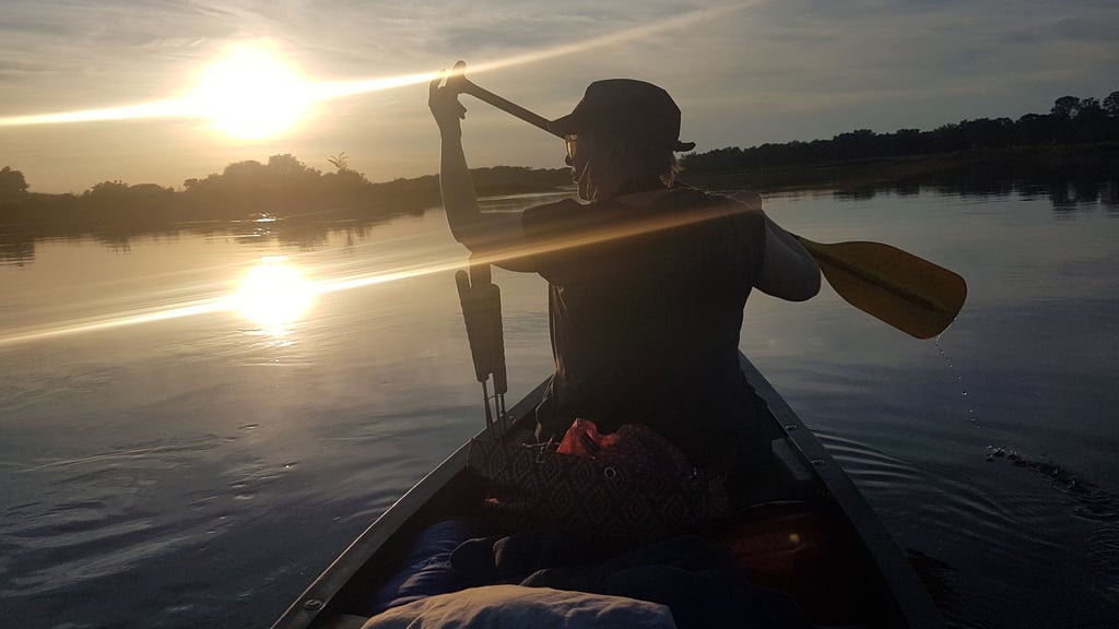 Dem Sonnenuntergang entgegen: Karina Hoppe im Kanu auf der Elbe in Höhe Werben/Elbe (Landkreis Stendal). So schmeckt der Sommer.