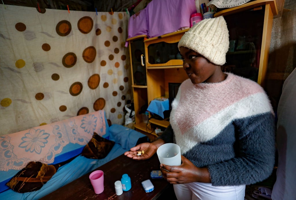Idah Musimbi aus Nairobi, die bei ihrer Geburt mit HIV infiziert wurde, nimmt ihre von PEPFAR (The US President's Emergency Plan for AIDS Relief) bereitgestellten HIV-Medikamente. Viele Experten befüchten, dass solche Programme gestrichen werden könnten. (Archivbild)
