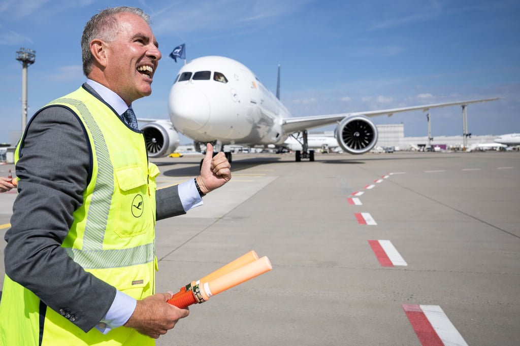 Künftig darf Lufthansa Technik die Kabinen der Boeing Dreamliner umbauen. (Archivbild)