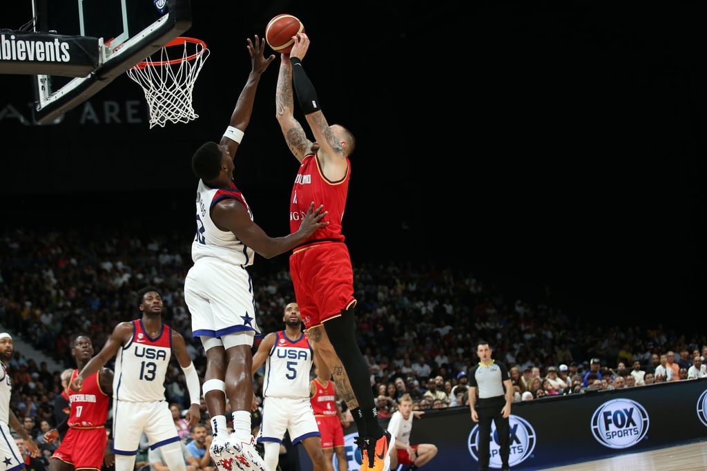 US-Profi Anthony Edwards blockt Daniel Theis im Testspiel in Abu Dhabi.