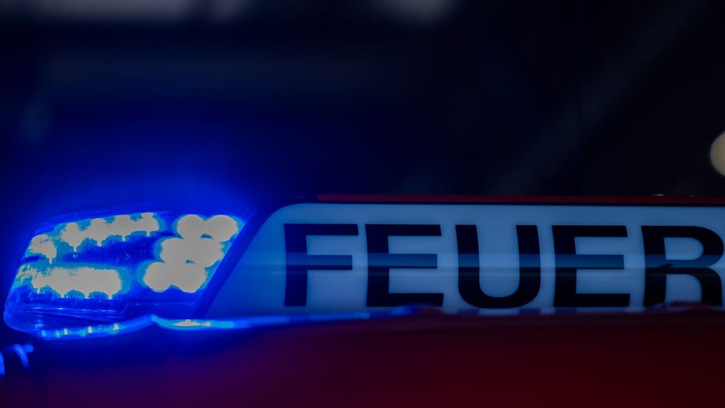 Bei einem Brand in einer Flüchtlingsunterkunft in Berlin-Weißensee werden zwei Menschen schwer verletzt. (Symbolbild)