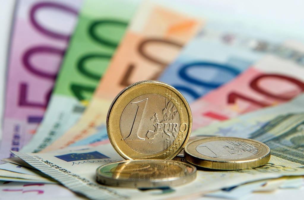 Das Medianentgelt ist das Einkommen, bei dem es genauso viele Menschen mit einem höheren wie mit einem niedrigeren Einkommen gibt.