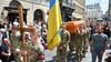 Soldaten tragen den Sarg der ermodeten früheren Parlamentsabgeordneten Iryna Farion während einer Beerdigungszeremonie. (Foto aktuell)