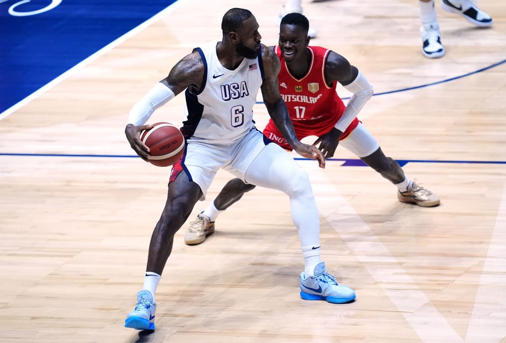 Basketball-Stars unter sich: James gegen Schröder.