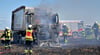 Ein Sattelauflieger ist auf einem Feld zwischen Aschersleben und Mehringen in Brand geraten und komplett ausgebrannt.
