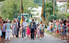 Anlässlich des 160. Ossiger Kinderfestes startete am Sonnabend ein großer historischer Festumzug mit 29 Bildern durchs Dorf.  