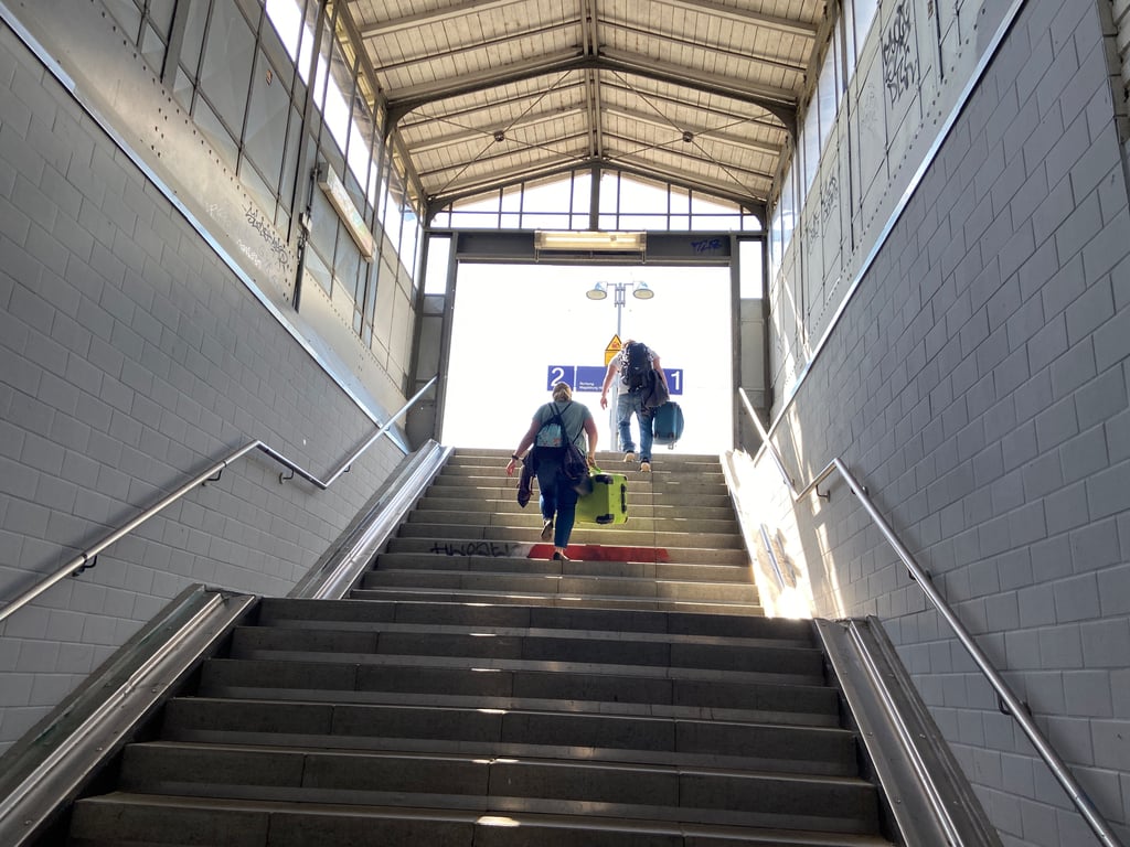 Der Haltepunkt am Magdeburger S-Bahnhof Südost ist nur über Treppen zu erreichen. Auch für Reisende mit schweren Koffern ist der Aufstieg eine Hürde. Rollstuhlfahrer sind chancenlos.