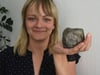 Schwenk-Mitarbeiterin Christina Wolter mit dem seltensten Stein der kleinen Sammlung. Es könnte sich um einen Meteoriten handeln.