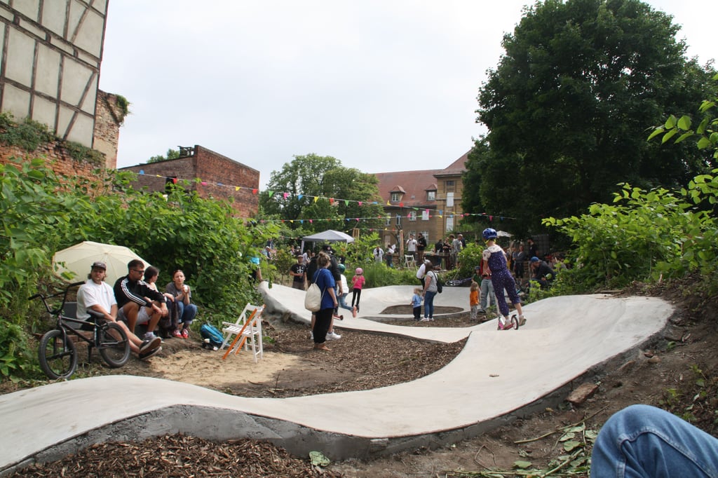 So sieht der Pumptrack in Wittenberg aus, der dort in einer Baulücke entstand . Er ist das Ergebnis eines Ideenmarathons, den das Wittenberger Stadtlabor veranstaltete.