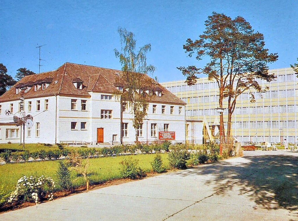 Das Waldheim mit Haupt- und Bettenhaus (rechts) in den 1980er Jahren. Ganz links ist das Windspiel zu sehen.