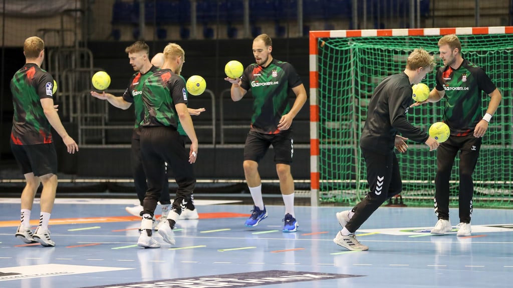 Aufgrund der Olympischen Spiele waren nur sehcs Feldspieler beim Trainingsauftakt dabei (v. l.): Omar Ingi Magnusson, Michael Damgaard, Matthias Musche, Tim Zechel, Gisli Kristjansson und Philipp Weber – verdeckt: Athletiktrainer Daniel Müller.