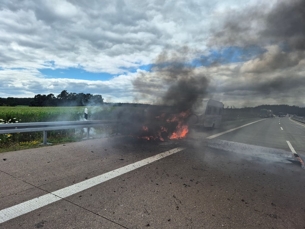 Die Insassen konnten das brennende Auto noch rechtzeitig verlassen.