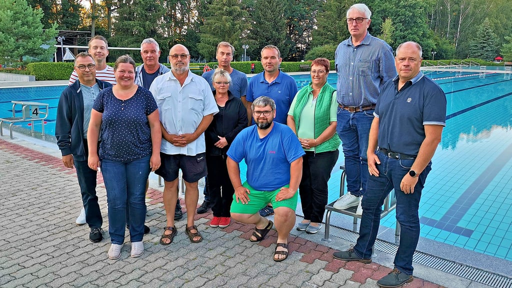 Zum neuen Dährer Gemeinderat gehören Klaus Schulz (von links), Stefan Sültmann, Anika Vierke, Frank Schulz, Bernd Hane (Bürgermeister), Kerstin Fritzlar, Friedrich-Otthard Schulz, Jörg Makowski, Christoph Schmidt, Kirsten Boohs, Helmut Stade und Burger Boohs. Lutke Schnöckel fehlte entschuldigt bei der Ratssitzung.