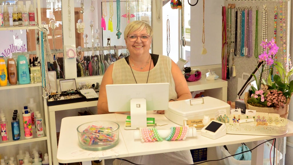 Karin Begau bietet in ihrer Boutique auch Kosmetikprodukte an.