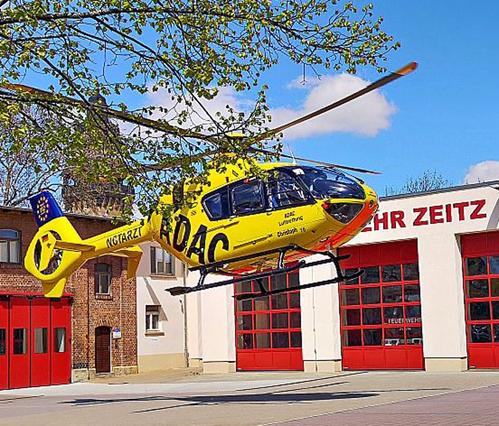 Im Mai 2023 kam dieser ADAC-Rettungshubschrauber an der Zeitzer Feuerwehrwache zum Einsatz, um einen Patienten zu verlegen.