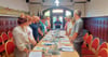 Bürgermeister Michael Kruse (Mitte) verpflichtet die neuen und alten Mitglieder des Stadtrats in Güsten. 