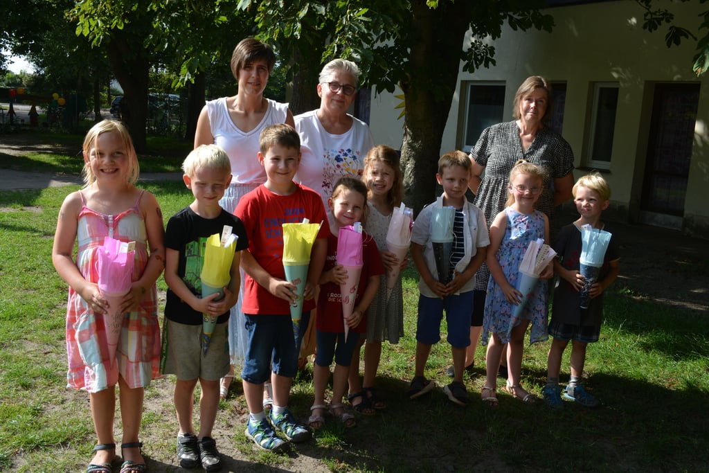 Abschied von der Kita Waldzwerge in Flessau (Kreis Stendal): Acht Abc-Schützen feierten am Freitag Abschied. Zwei waren schon im Urlaub.