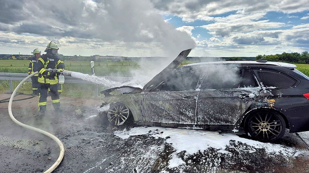 Die Feuerwehrleute mussten einen Brand auf der A14 bei Colbitz löschen.