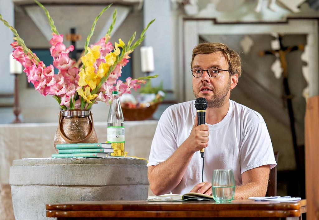 Fast ein Heimspiel: Der Leipziger Autor Matthias Jügler liest in der Kirche in Größnitz aus seinem aktuellen Werk „Maifliegenzeit“. Das Dorf ist Handlungsort im Roman, der im Frühjahr erschienen ist.