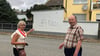 Seit Wochen sorgt eine Jugendbande im Ort für Ärger und Verwüstung: Nessas Ortsbürgermeisterin Adelheid Lukas (l.) zeigt das Hakenkreuz, mit dem das Wohnhaus   von Eckhardt Böhme (r.) beschmiert wurde.