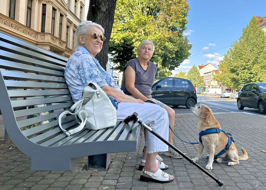 Zurücklehnen und entspannen: Gerda Schmidt (vorn) und Gitta Krebs sind froh über die neue Bank in Sudenburg.
