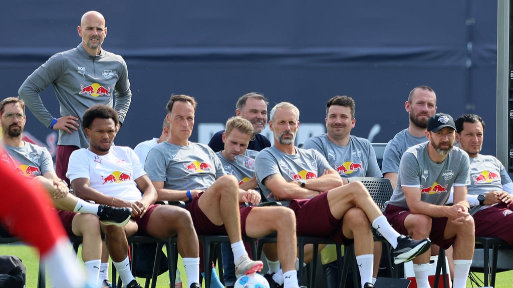 Der Betreuer-Stab von RB (plus Profi Lois Openda im weißen Shirt) beim Testspiel gegen Babelsberg