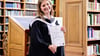 Kronprinzessin Elisabeth zeigt sich stolz mit Diplom.