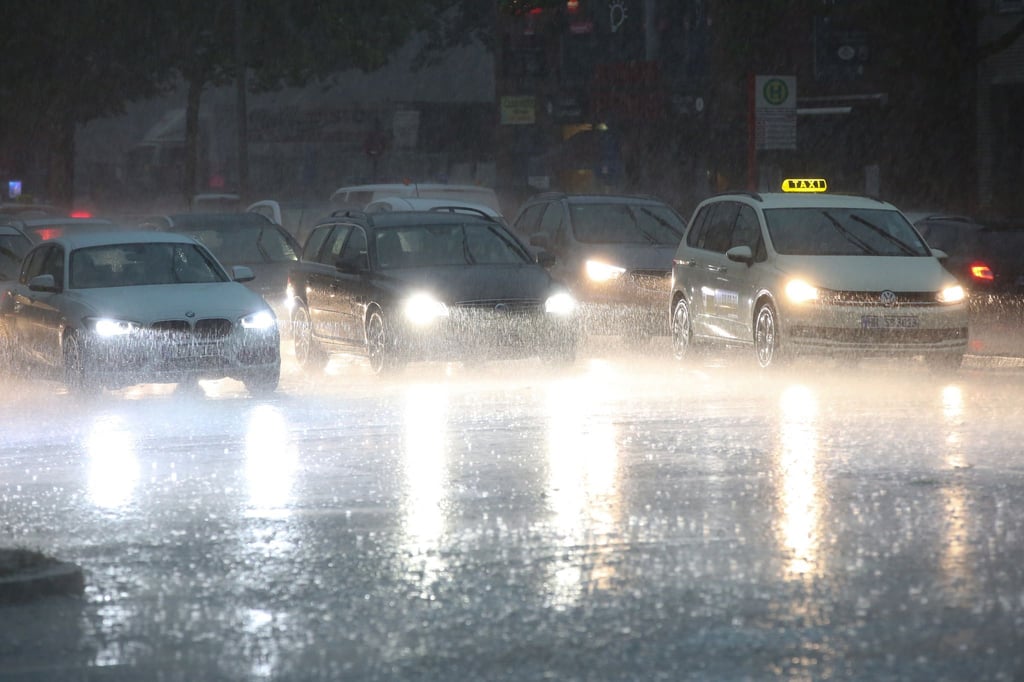 Der Deutsche Wetterdienst warnt vor schweren Gewittern mit Starkregen und Hagel im Norden. (Symbolfoto)