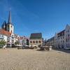 Der Stadtrat von Halberstadt tagt im Rathaus (M.). Dort kam es jetzt zu einem Eklat.
