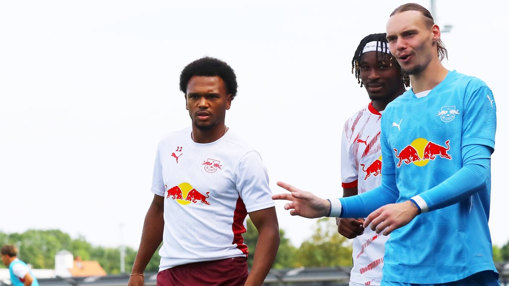 Lois Openda (l.) mit seinen Teamkollegen Mo Simakan (M) und Maarten Vanevoordt