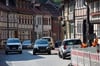 Fahrzeuge, die verbotenerweise in der Stolberger Niedergasse parken,  behindern den Verkehr. Außerdem hält sich längst nicht jeder Kraftfahrer an Tempo 30. 
