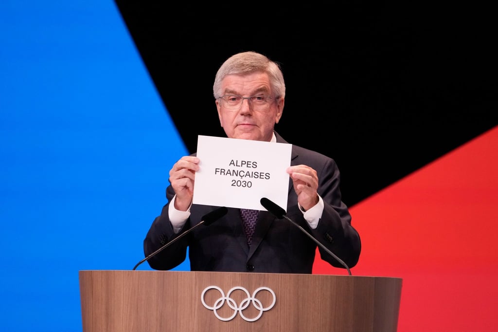 IOC-Präsident Thomas Bach verkündet die Vergabe der Winterspiele 2030 an Frankreich.