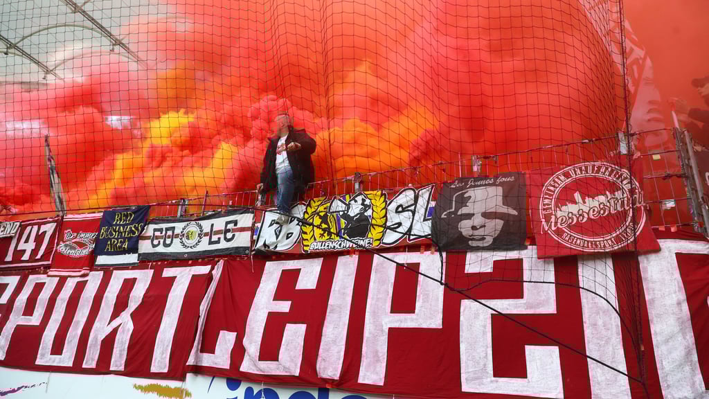 Im Fanblock von RB Leipzig wurde beim Auswärtsspiel in Frankfurt gezündelt. Das DFB-Sportgericht legte nun das Strafmaß fest.