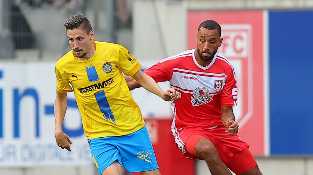 Ex-RB-Talent Alexander Siebeck (l.) ist zurück in Leipzig und spielt nun im Trikot seines Jugendvereins Lok Leipzig in der Regionalliga.