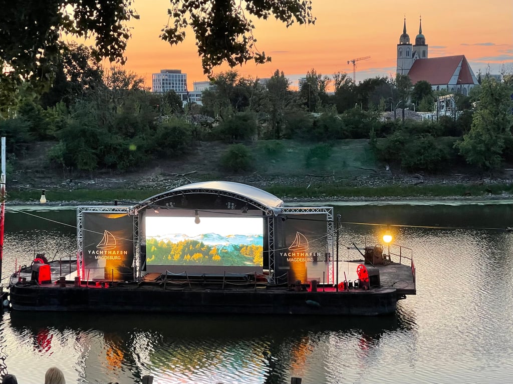 Das Sommerkino im Yachthafen beeindruckt seit mehreren Jahren seine Besucher unter anderem mit der besonderen Kulisse.