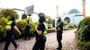 Die Polizei hat im Zusammenhang mit dem Verbot unter anderem die Blaue Moschee in Hamburg durchsucht.
