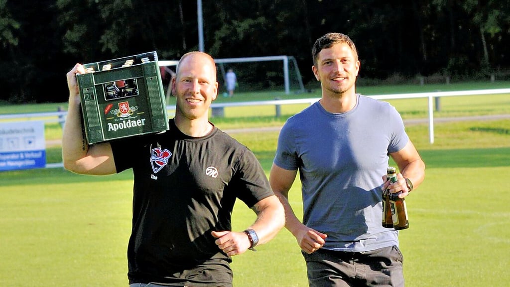 Tino Hagemann (l.) und Marcus Lissner, die am Sonnabend auch selbst als Zweier-Team an den Start gehen, sind Erfinder und Cheforganisatoren des Wickerstedter Bierathlons.