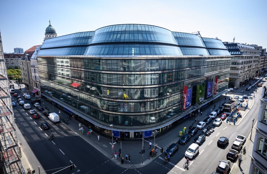 Der Glasbau wurde vom Stararchitekten Jean Nouvel entworfen.