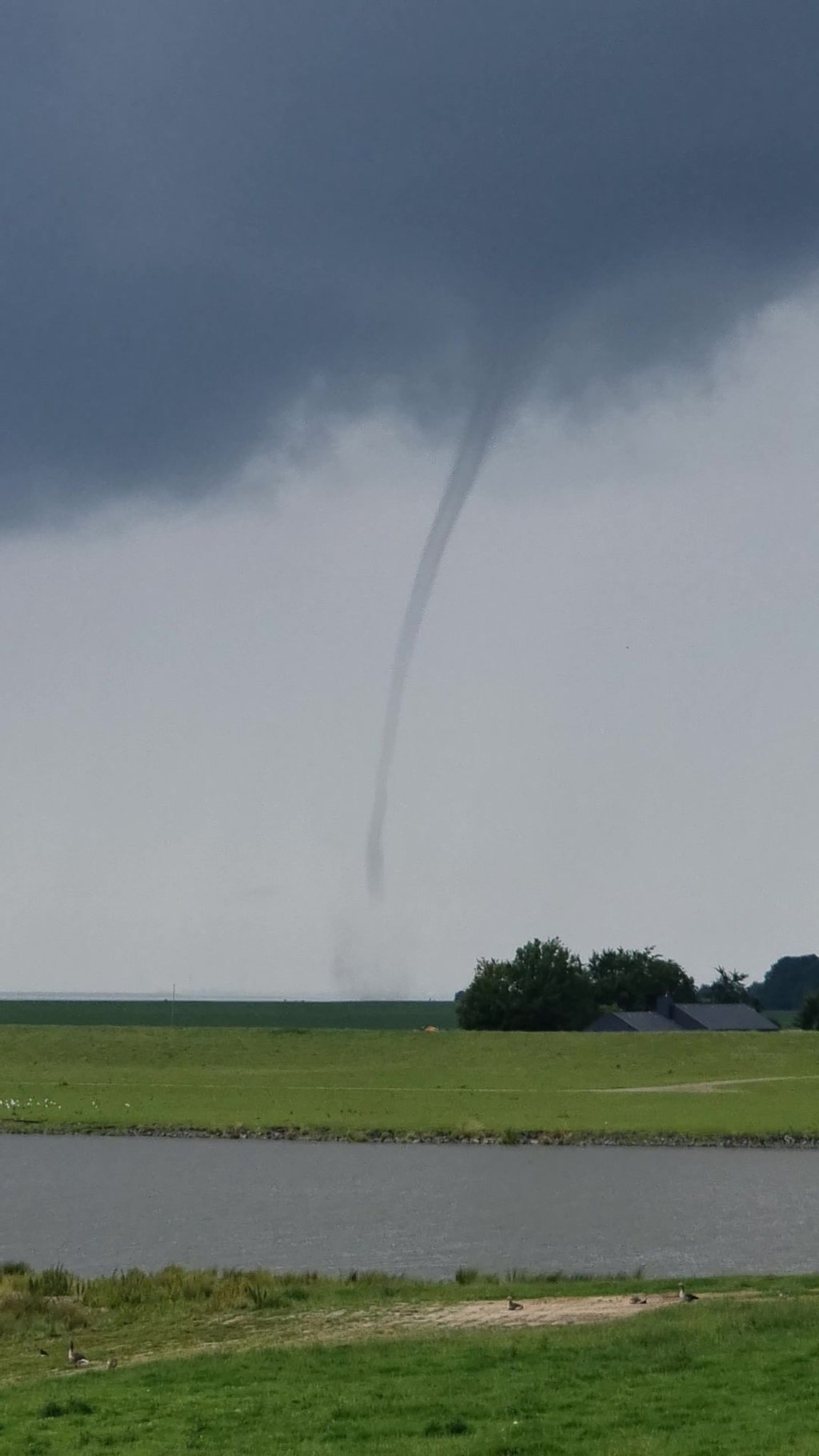 Ein Tornado zieht über die Elbe. Der DWD hat die Echtheit des Wetterphänomens bestätigt.