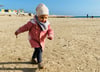 Unvergessen: Die kleine Charlotte Hortig aus Weißenfels wurde nur vier Jahre alt.  Das Bild zeigt sie am  Strand der Stadt  Barcelona, in der sie sich mit zwei Jahren einer Krebstheraphie unterzogen hatte. 
