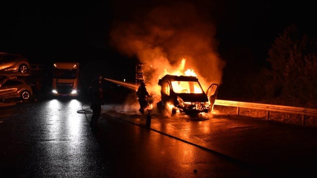 Auf dem Rastplatz Lorkberg bei Erxleben ist am späten Dienstagabend ein Transporter in Brand geraten.