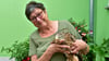 Monika Kamprath hält einen Rotmilan in ihren Händen, der aus einem Klärteich gerettet wurde.