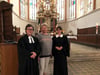 Auf Initiative von Marion Geißler (Mitte) führte Pfarrer Patrick Hommel zusammen  mit  Krankenhausseelsorgerin Gabriele Schaller den  ersten  „Vergiss-mein-nicht“-Gottesdienst in der Weißenfelser Marienkirche durch.